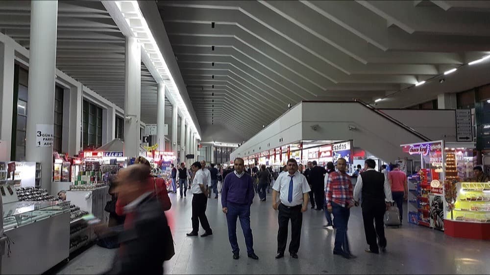 AŞTİ Ankara Şehirlerarası Otobüs Terminali iç görünümü